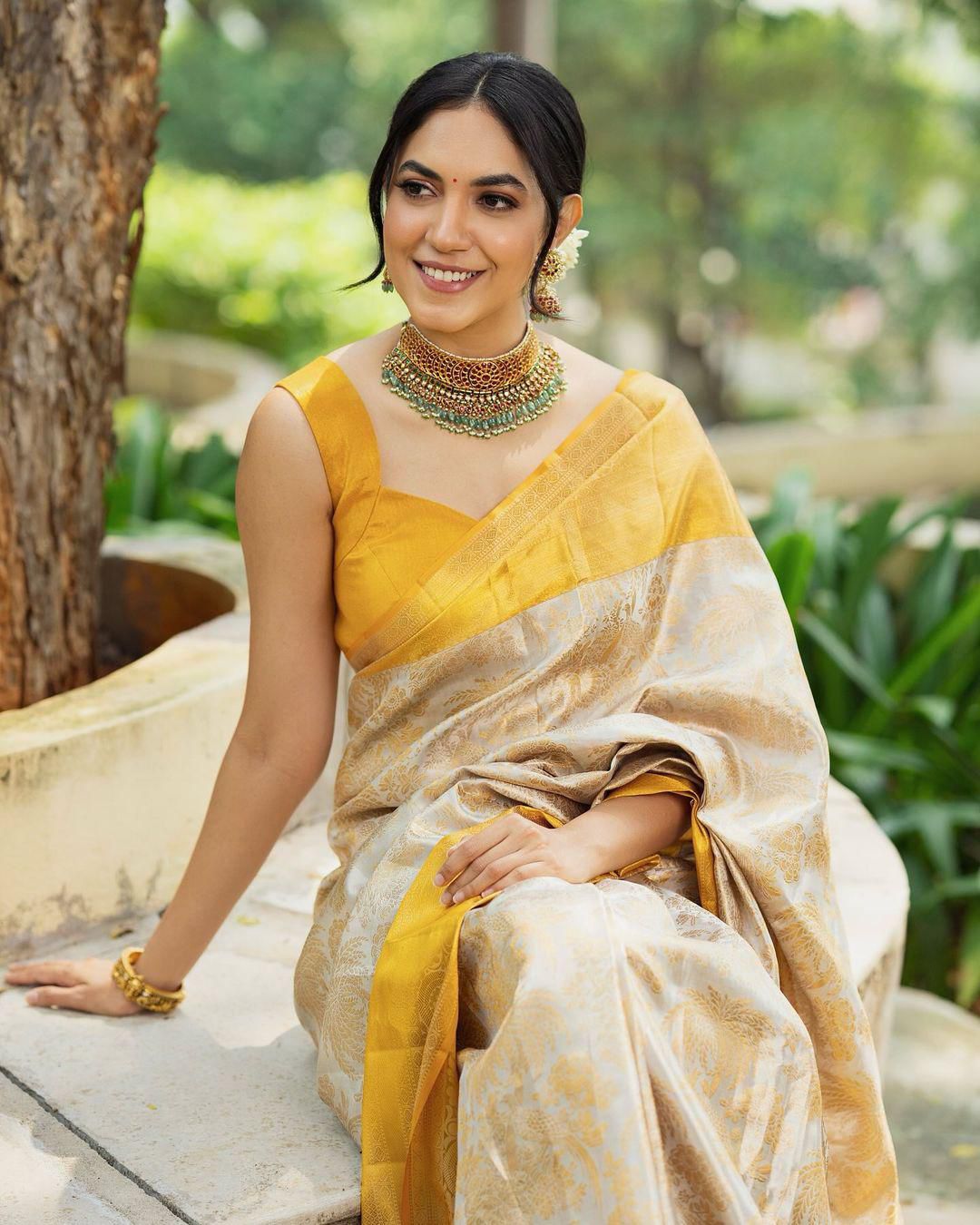 BEAUTIFUL RICH PALLU WITH JACQUARD WORK ON ALL OVER THE SAREE.